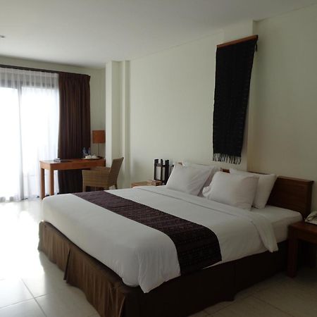 Luwansa Beach Hotel Лабуан-Бахо Экстерьер фото