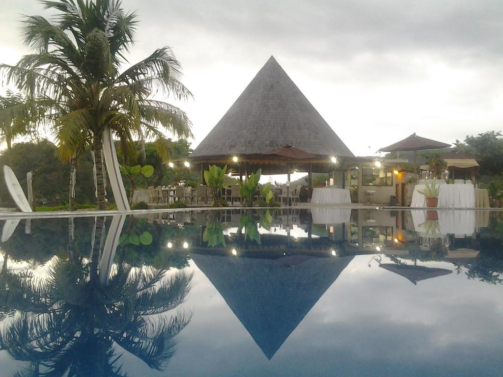 Luwansa Beach Hotel Лабуан-Бахо Экстерьер фото