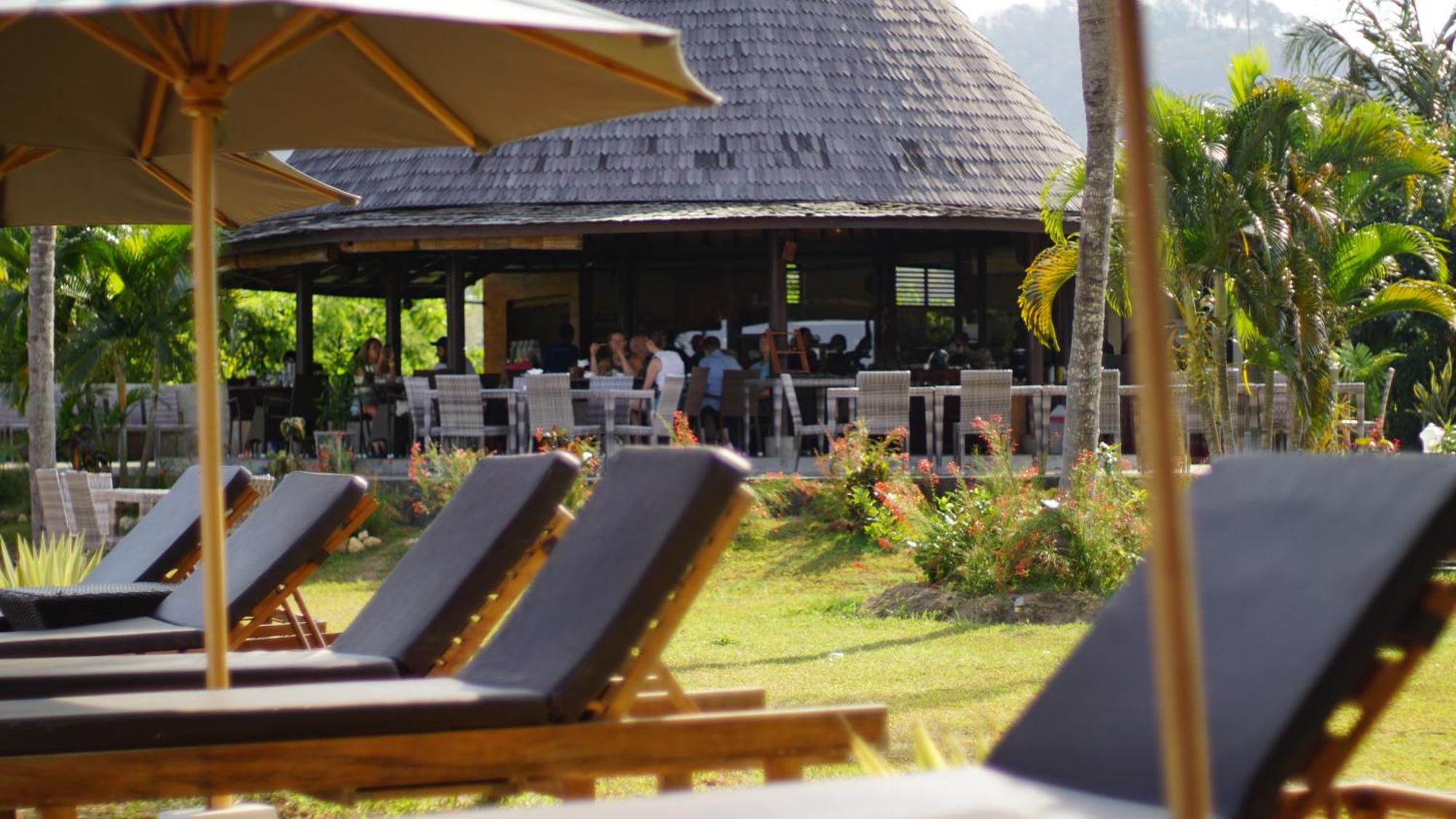 Luwansa Beach Hotel Лабуан-Бахо Экстерьер фото