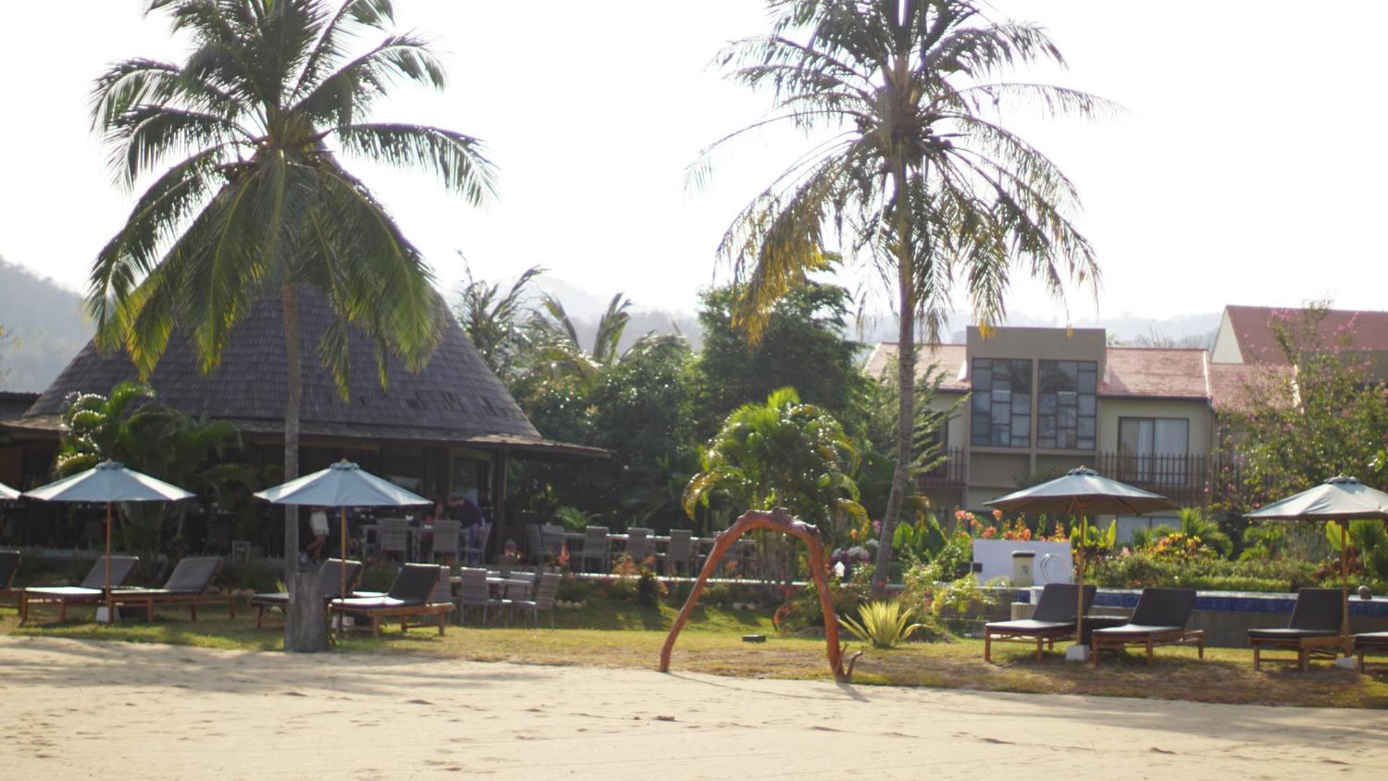 Luwansa Beach Hotel Лабуан-Бахо Экстерьер фото