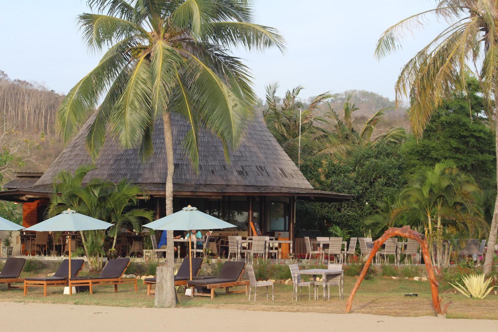 Luwansa Beach Hotel Лабуан-Бахо Экстерьер фото