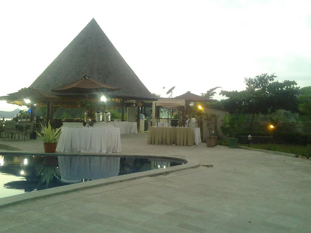 Luwansa Beach Hotel Лабуан-Бахо Экстерьер фото