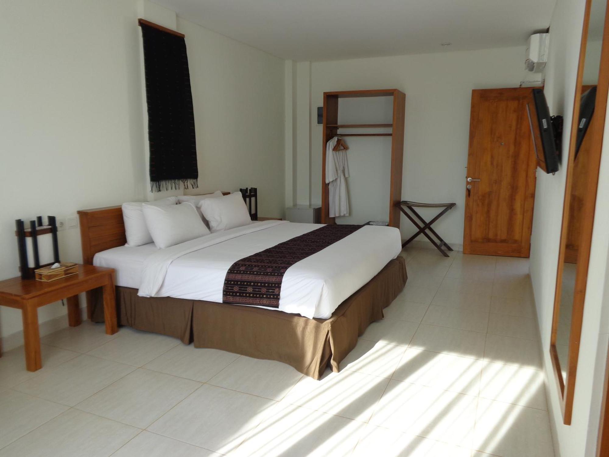 Luwansa Beach Hotel Лабуан-Бахо Экстерьер фото