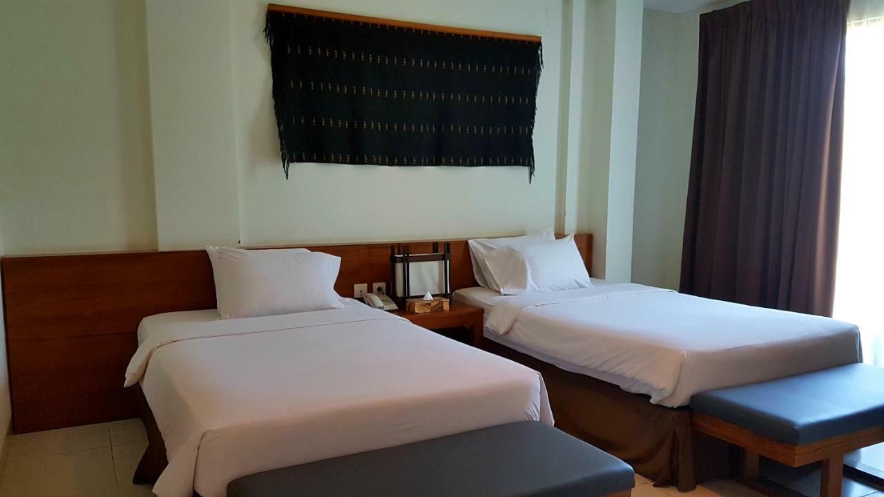 Luwansa Beach Hotel Лабуан-Бахо Экстерьер фото