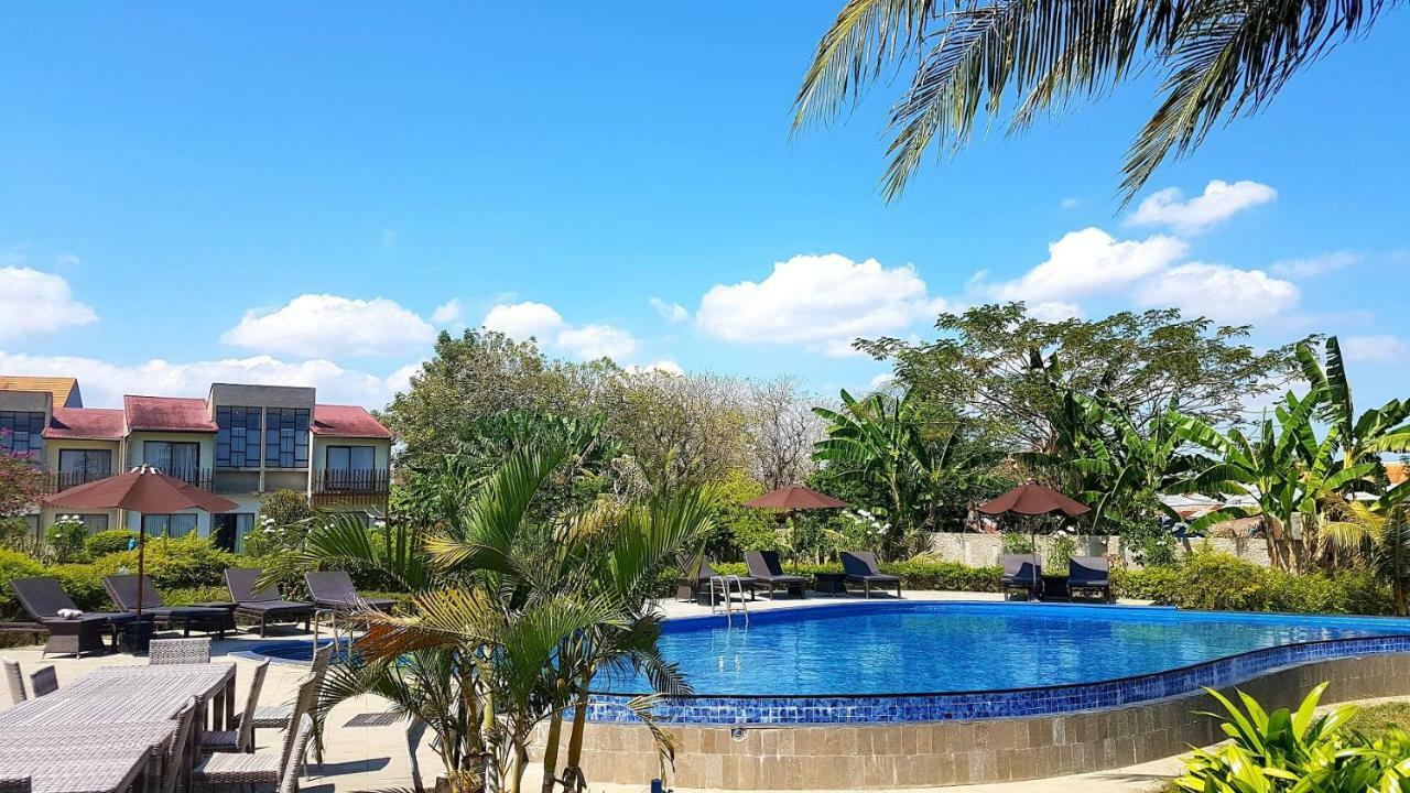 Luwansa Beach Hotel Лабуан-Бахо Экстерьер фото