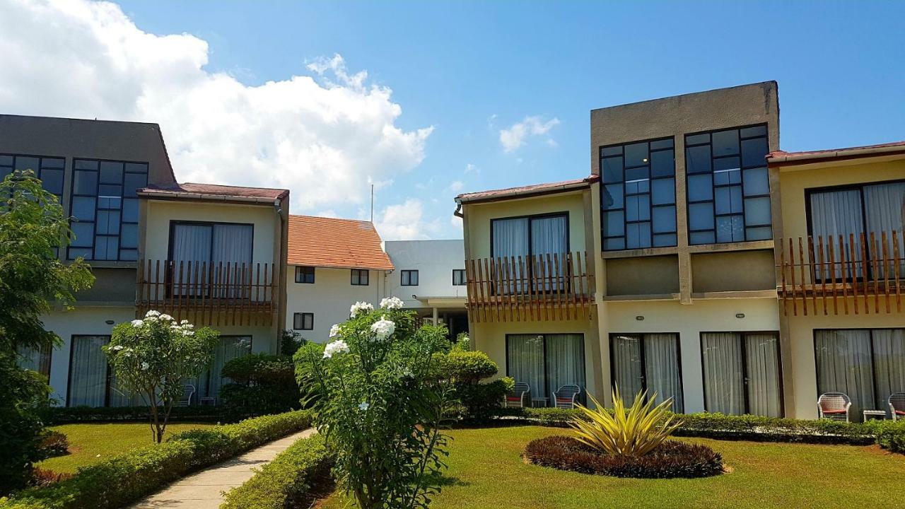 Luwansa Beach Hotel Лабуан-Бахо Экстерьер фото